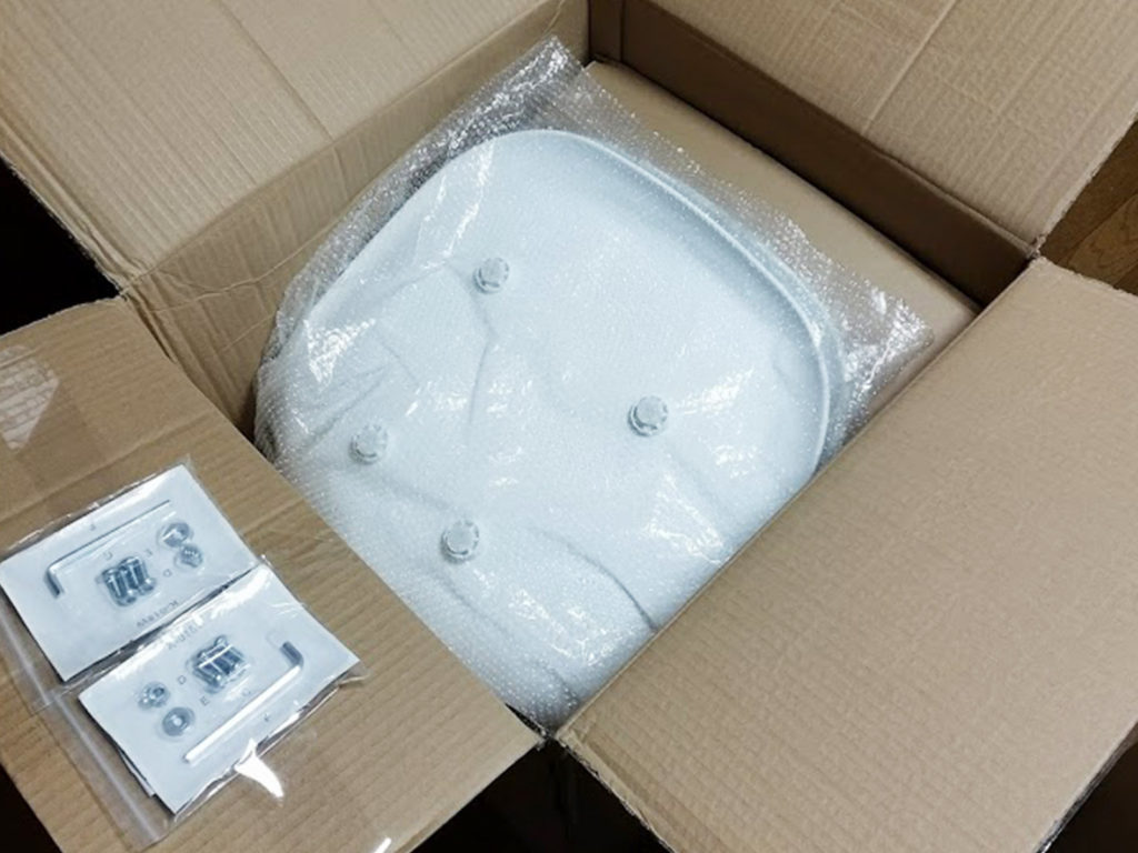 届いたイームズリプロダクトチェアのダンボールを開封